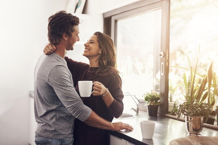Foto kaffee mann und frau in der küche mit umarmung romantik und bindung zusammen am morgen liebe morgen und glückliches paar umarmung mit getränk verbindung und entspannen mit beziehung verpflichtung zu hause