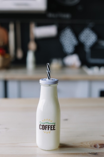 Kaffee milchshake in einer glasflasche morgenfrühstück