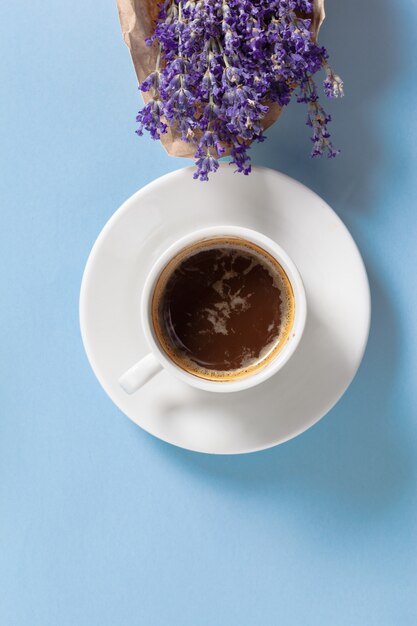 Kaffee mit Blumenzusammensetzung auf dem Tisch