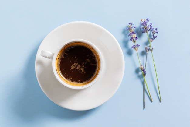 Kaffee mit Blumenzusammensetzung auf dem Tisch