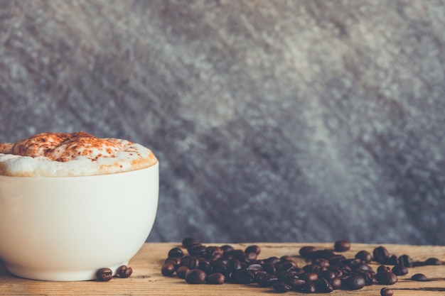 Kaffee mit Bohnen