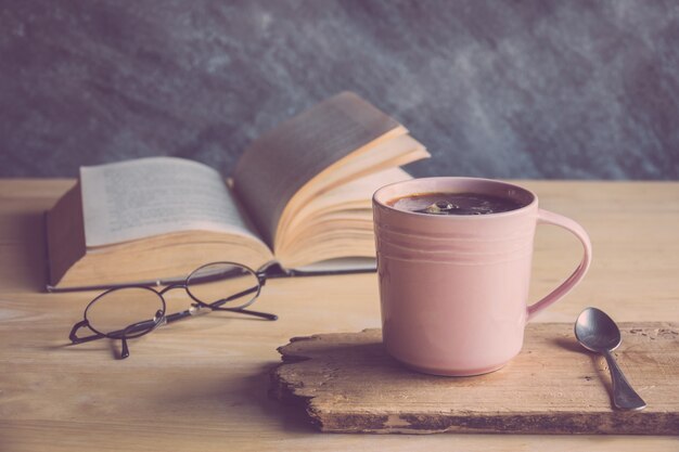 Foto kaffee mit buch