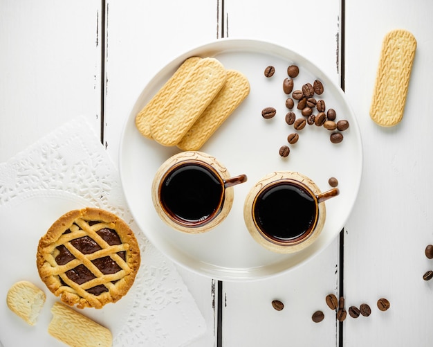 Kaffee mit Coockie, süßes Morgenfrühstück mit Kopienraum für Menü, weißer Hintergrund, Tapete