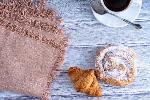 Foto kaffee mit croissant und ensaimada