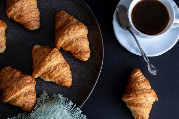 Foto kaffee mit croissant