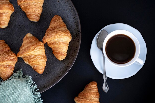 Foto kaffee mit croissant