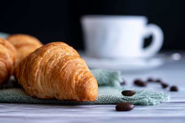 Foto kaffee mit croissant