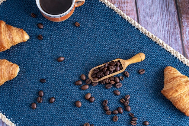 Foto kaffee mit croissant