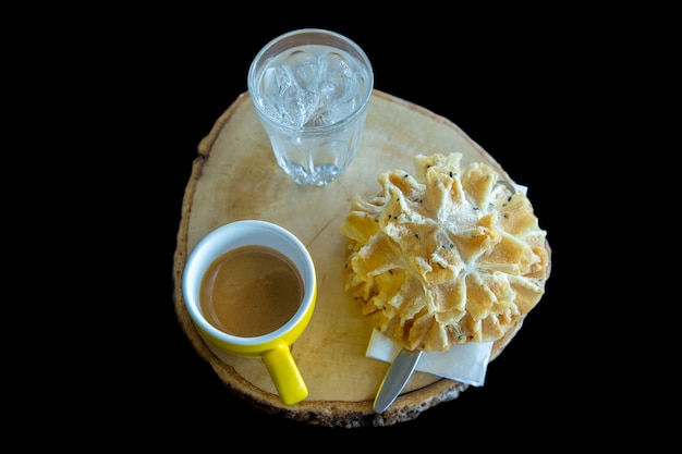 Kaffee mit dem Fokus der thailändischen Imbisse (knusperige Lotosblütenplätzchen) vorgewählt.