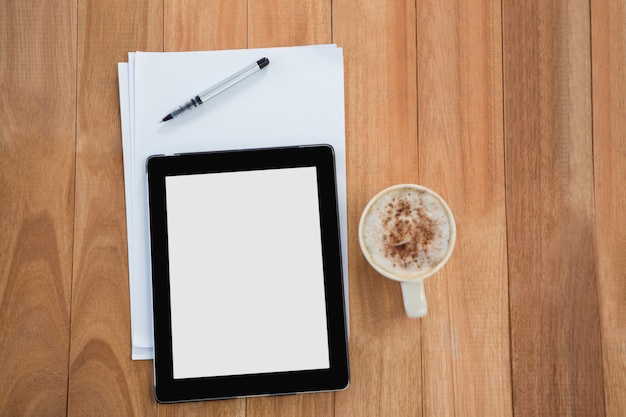 Kaffee mit digitaler Tablette und Papier