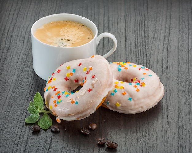 Kaffee mit Donuts