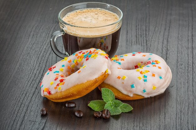 Kaffee mit Donuts