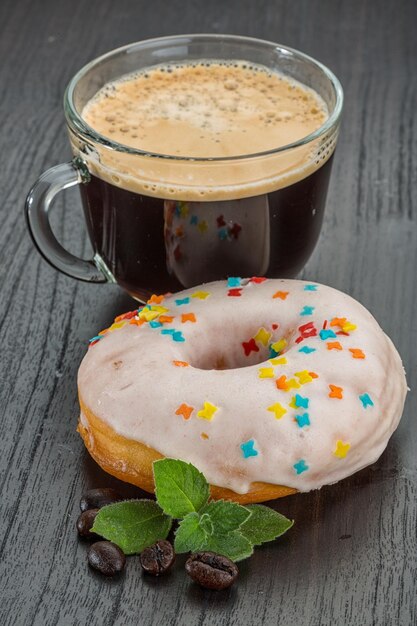 Kaffee mit Donuts