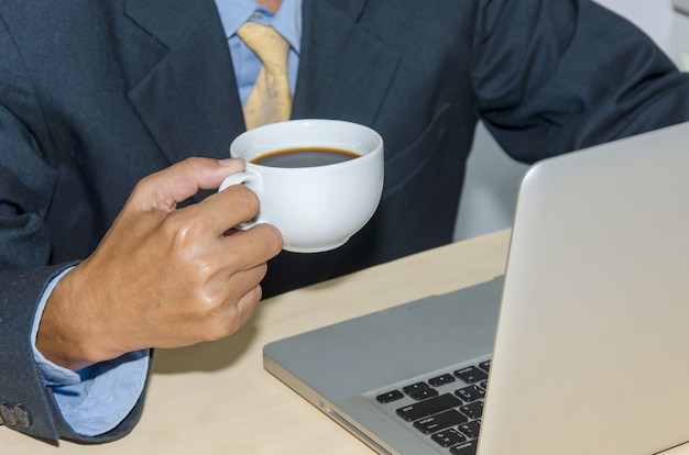 Kaffee mit einem Computer