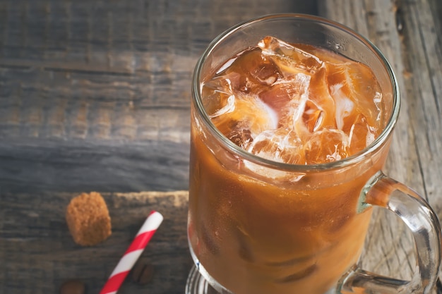 Foto kaffee mit eis in einem glas