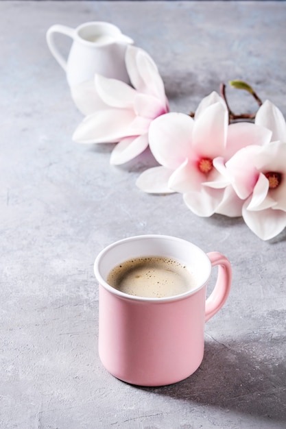 Kaffee mit Frühlingsblumen