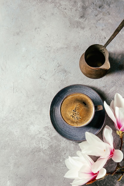 Kaffee mit Frühlingsblumen