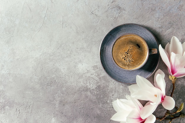 Kaffee mit Frühlingsblumen