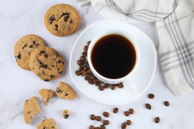 Kaffee mit Keksen auf dem Tisch Ansicht von oben