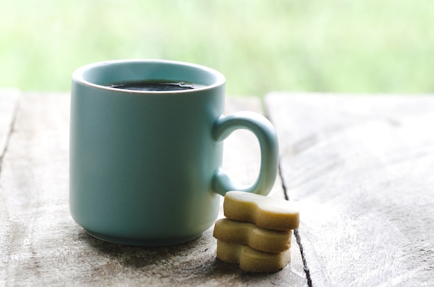 Foto kaffee mit keksen in form eines herzens.