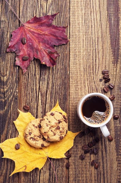 Kaffee mit Keksen und Herbstlaub