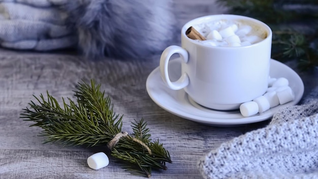Kaffee mit Marshmallows am Weihnachtsbaum. Festliches wärmendes Getränk. Ein köstliches heißes Dessert. Leckereien für Familie und Freunde.