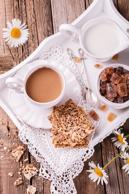 Kaffee mit Milch und Plätzchen. Gesundes Sommerfrühstück.