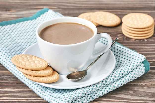 Kaffee mit Milch und Plätzchen