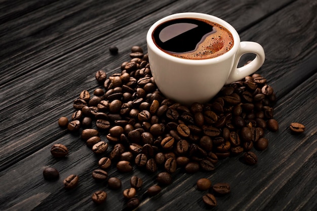 Kaffee mit schönem Schaum mit Kaffeebohnen auf Tafeln
