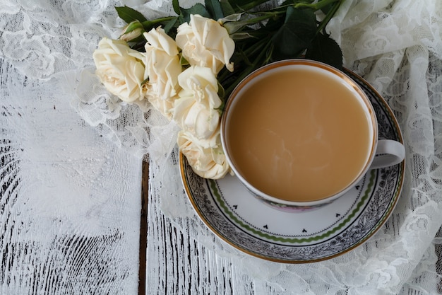 Kaffee mit schönen Rosen