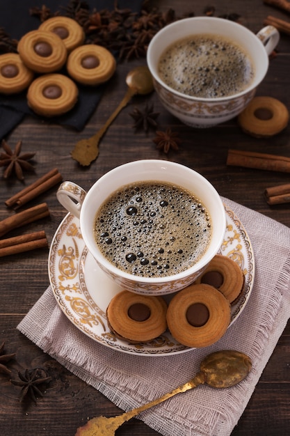 Kaffee mit Schokoladenkeksen und Zimt