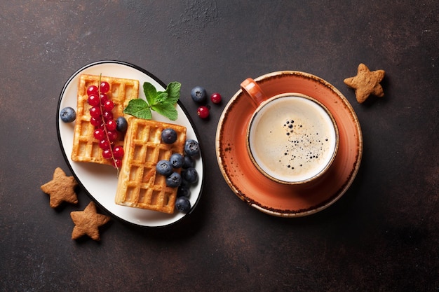 Kaffee mit Waffeln und Süßigkeiten