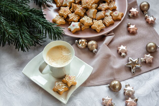 Kaffee mit Weihnachtsplätzchen. Weihnachtsspielzeug.