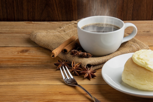 Kaffee mit Zimtschnecke und Brötchen