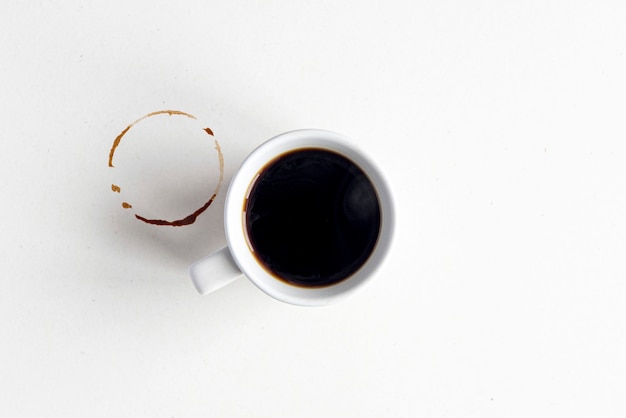 Kaffee-Modell. Weißer Keramikbecher mit Espresso oder Americano heißem Kaffee auf leerer schmutziger Oberfläche, Tisch.