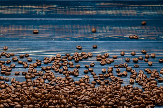 Kaffee nah oben auf einer hölzernen blauen Tabelle