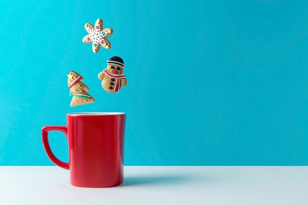 Kaffee oder heißes Getränk mit verschiedenen Weihnachtsplätzchen