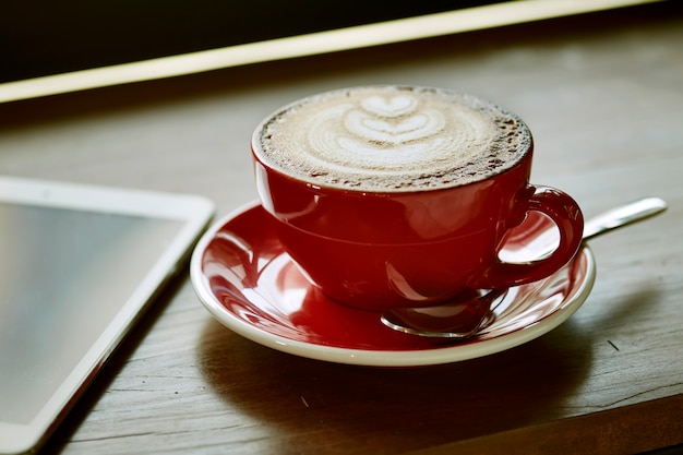 Kaffee oder Latte in einer Kaffeetasse