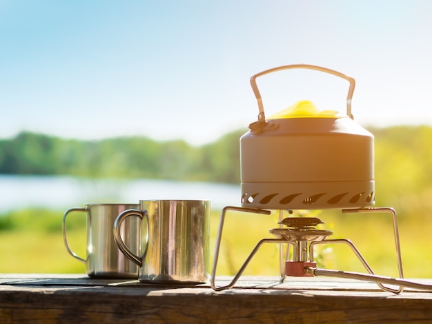 Kaffee oder Tee auf einem Gasbrenner zubereiten