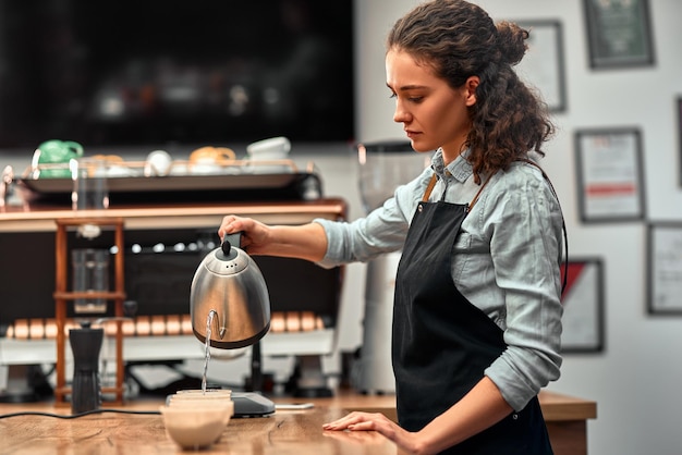 Kaffee-Profi-Q-Grader, der die Qualität von Arabica-Kaffeebohnen aus Kaffeesatz testet und inspiziert