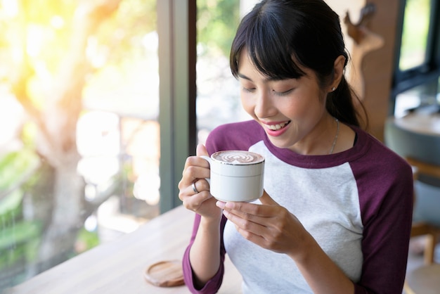 Kaffee. schönes mädchen, das kaffee im café trinkt. schönheits-modell woman mit der schale heißen bevs