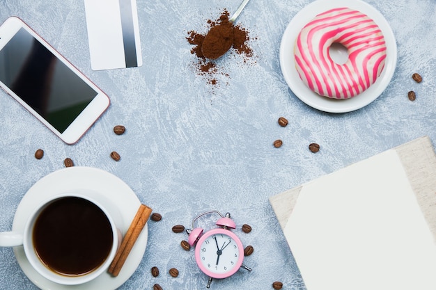 Kaffee Smartphone Nuggets Kreditkarte, Notebook, Wecker. Freelancer-Konzept