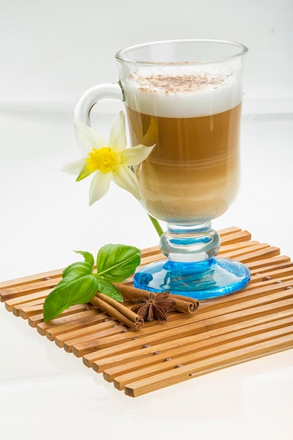 Kaffee spät mit Blume Minze Sternanis und Zimt