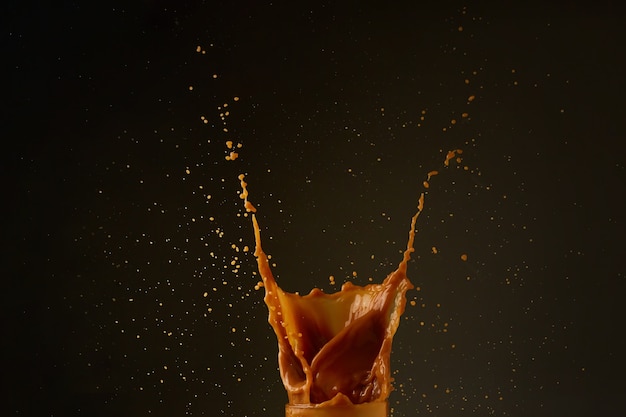 Kaffee spritzen auf dunklem Hintergrund