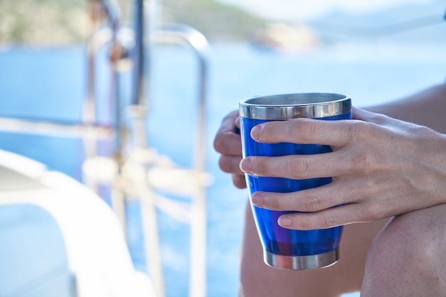 Kaffee trinken beim Segeln