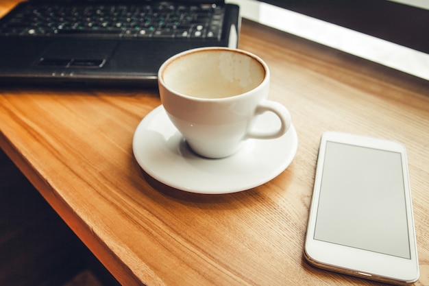 Kaffee trinken, während man einen Laptop im Café benutzt