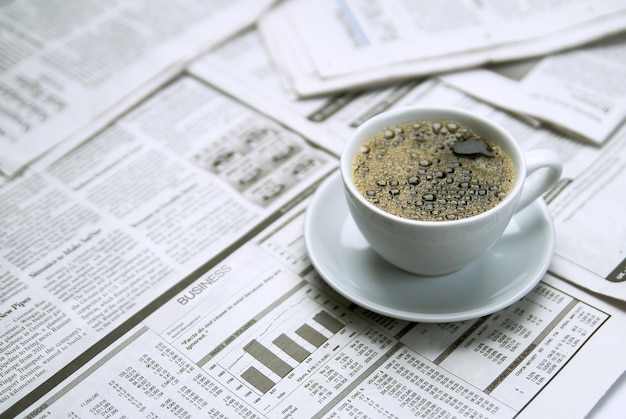 Kaffee über Zeitung