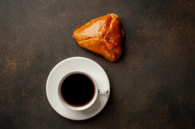Kaffee- und Backwaren auf einem Steinhintergrund. leckeres Frühstück