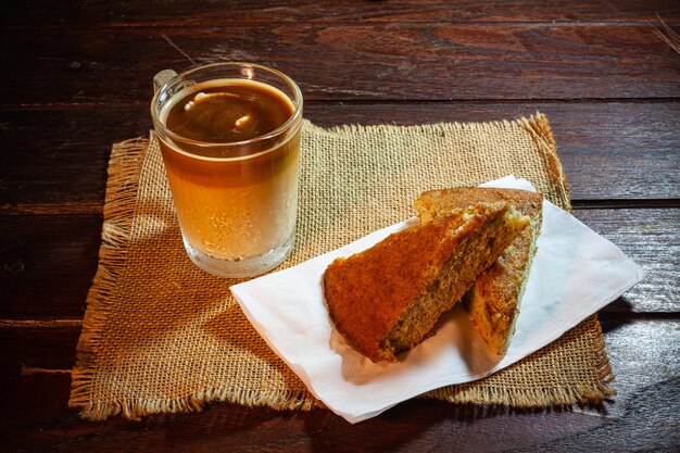 Kaffee- und Bananenkuchen auf altem Holztisch