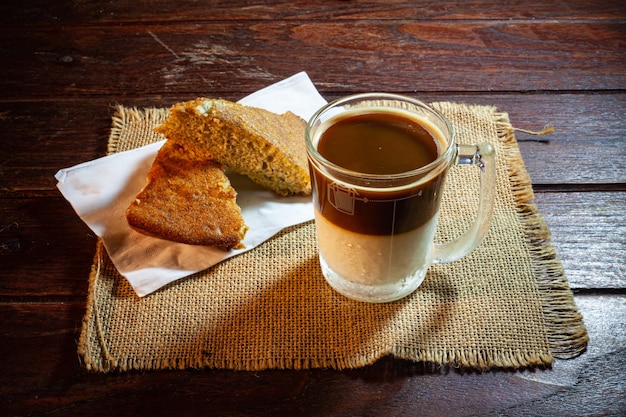 Kaffee- und Bananenkuchen auf altem Holztisch